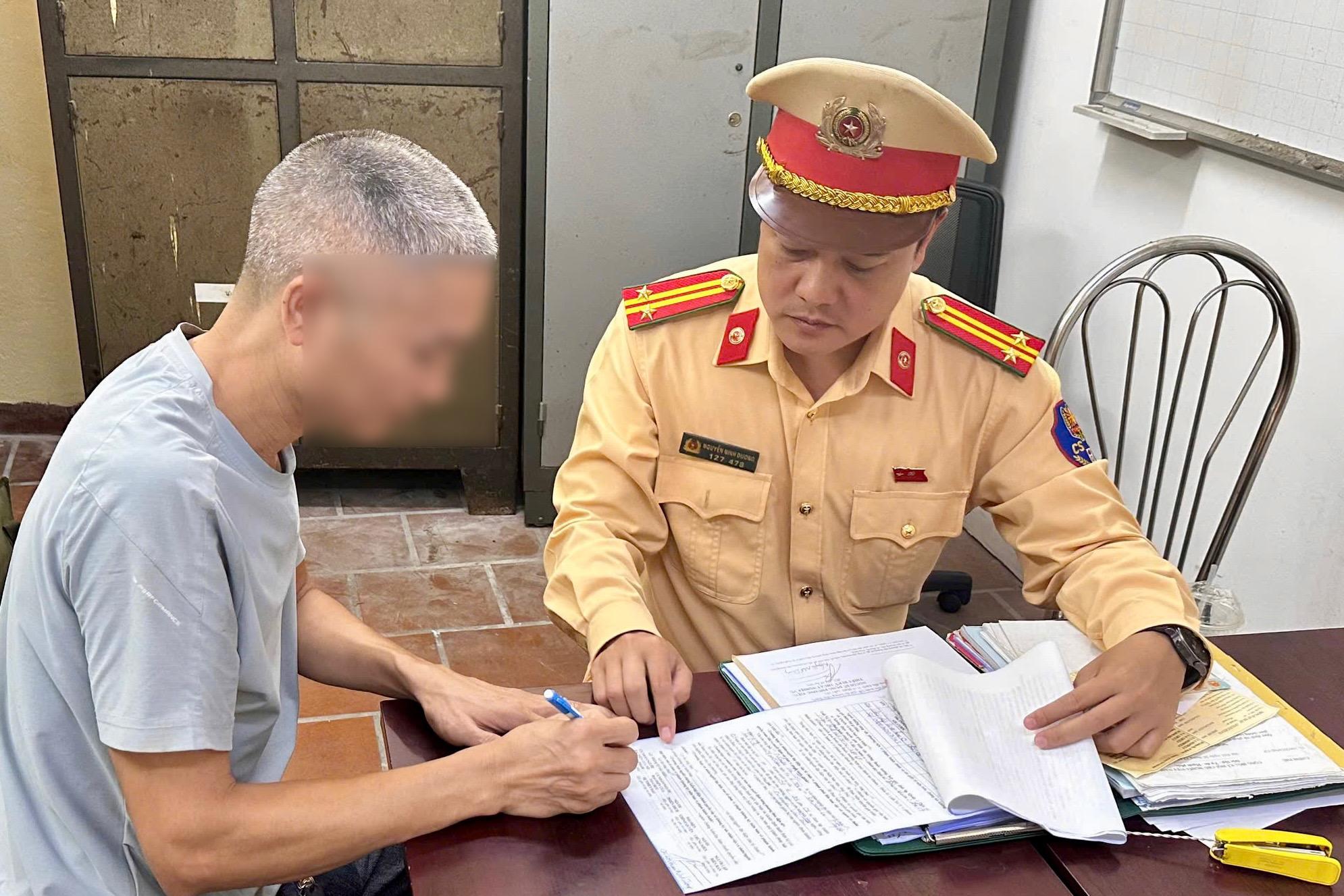 Hà Nội: Xử phạt tài xế xe tải làm rơi vãi bùn đất trên đường Võ Chí Công